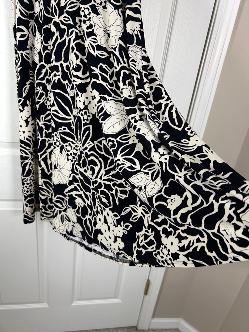Evan Picone Black and White Floral V-Neck Midi Dress size 12 - Picture 5 of 5
